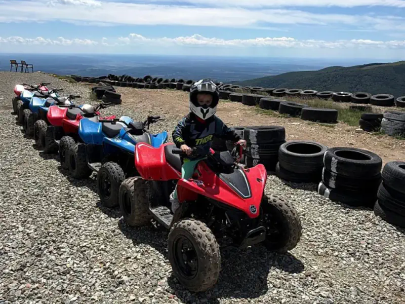 Copil pe ATV la Kids Offroad Academy Mountech in Ranca